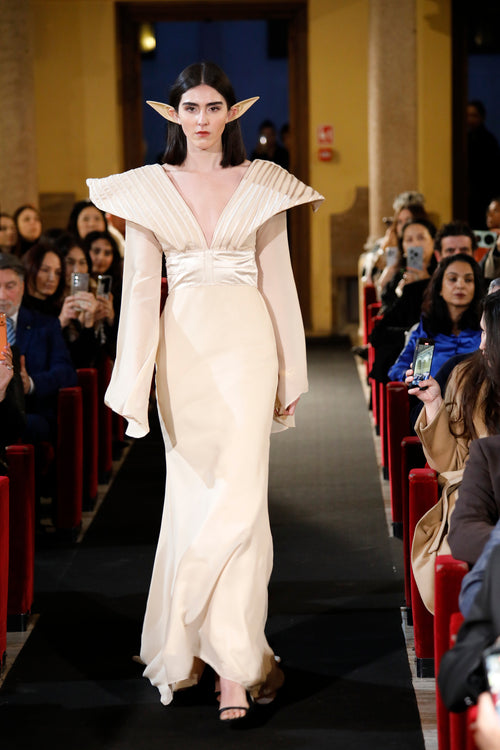 Puissance Sculptée – The Elarion Winged Column Gown
