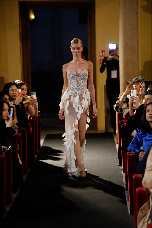 Puissance Sculptée – Valéstra Illusion Petal Gown