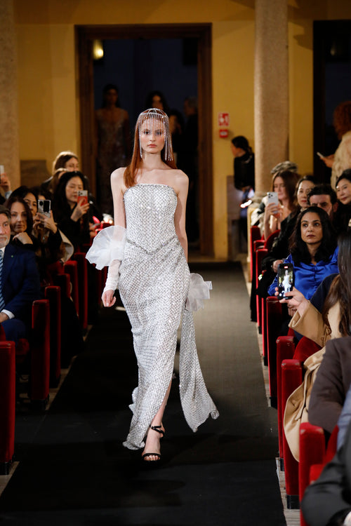 Puissance Sculptée – Couronne Impériale Crystal Column Gown