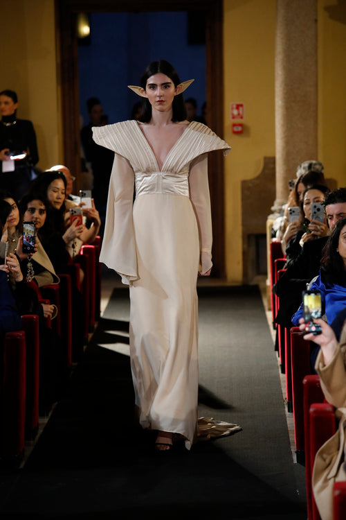 Puissance Sculptée – The Elarion Winged Column Gown