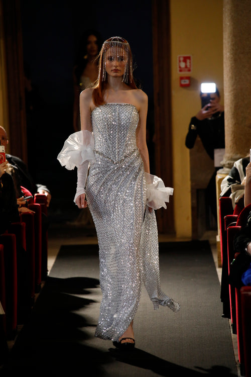 Puissance Sculptée – Couronne Impériale Crystal Column Gown