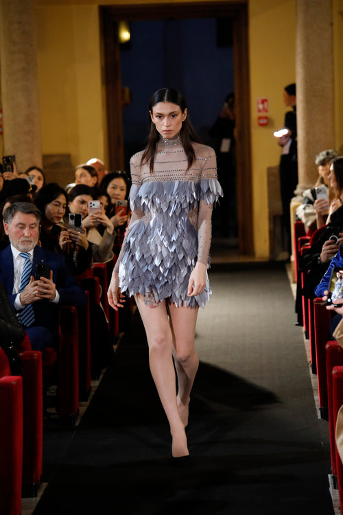 Puissance Sculptée-Armure de Plume Argentée Mini Dress