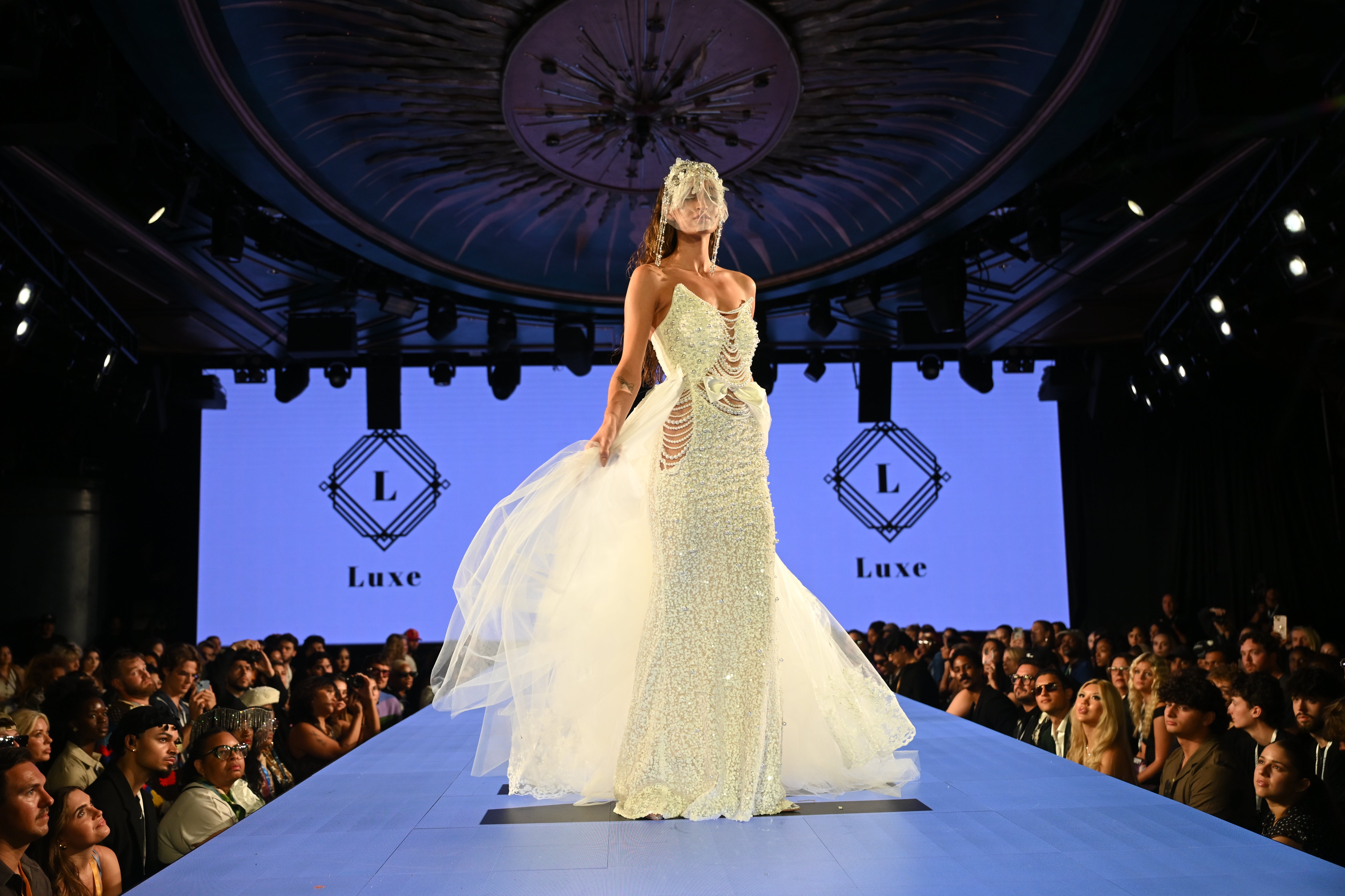 Lustre d’Ivoire” Crystal-Encrusted Bridal Gown M / White