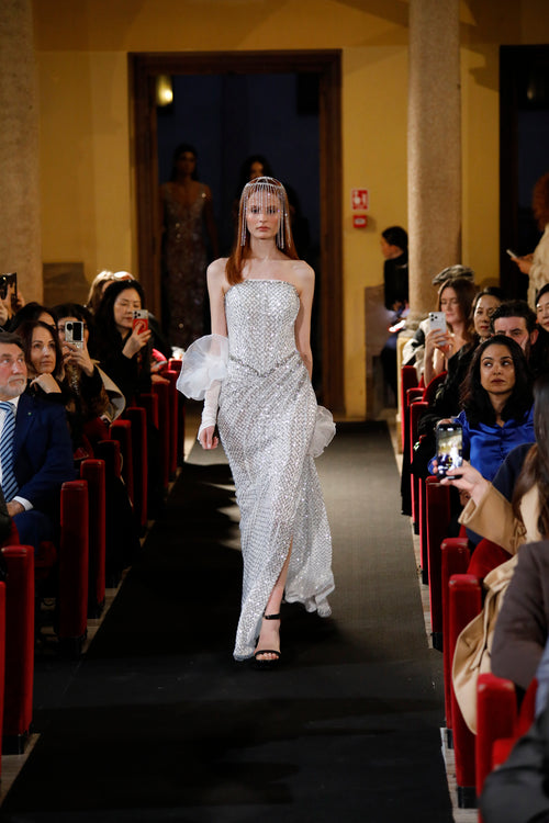 Puissance Sculptée – Couronne Impériale Crystal Column Gown