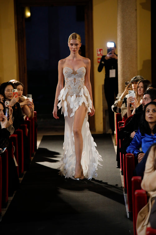 Puissance Sculptée – Valéstra Illusion Petal Gown