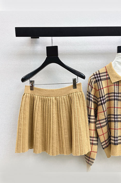 Burberry “Heritage Check” Knit Set – Winter Capsule Edition