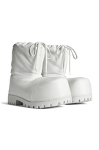 Balenciaga “Alaska Snow” Padded Winter Boots – White Edition