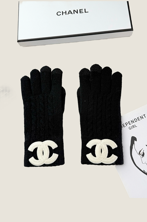 Chanel “L’Hiver Élégance” Knit Gloves