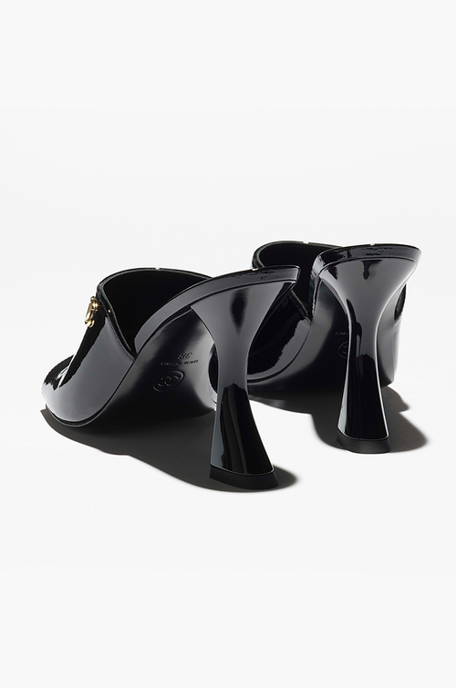CHANEL – “Élégance Sculptée” Patent Mule Heel