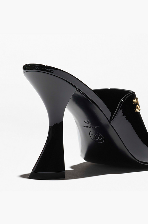 CHANEL – “Élégance Sculptée” Patent Mule Heel