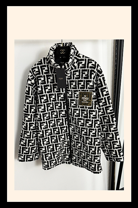 FENDI フェンディクロップド風 ジャケット 文字ロゴ入り M Fendi Monogram Shearling Zip Jacket – Black & White – LUXE LIVING