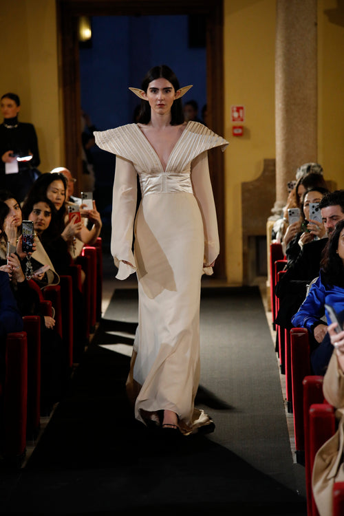 Puissance Sculptée – The Elarion Winged Column Gown