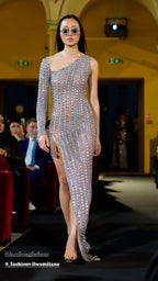 Puissance Sculptée – Argent Vector Asymétrique Gown