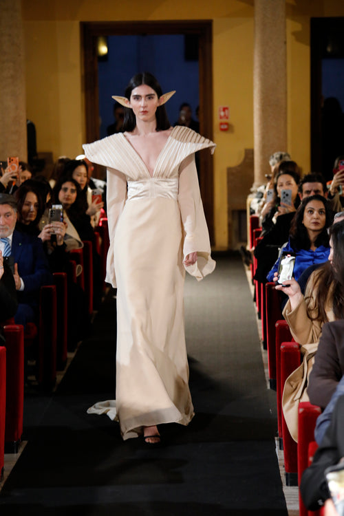 Puissance Sculptée – The Elarion Winged Column Gown