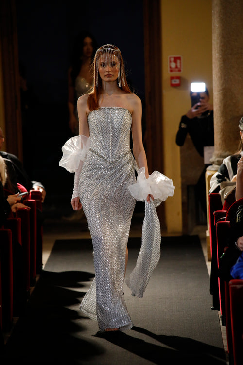 Puissance Sculptée – Couronne Impériale Crystal Column Gown