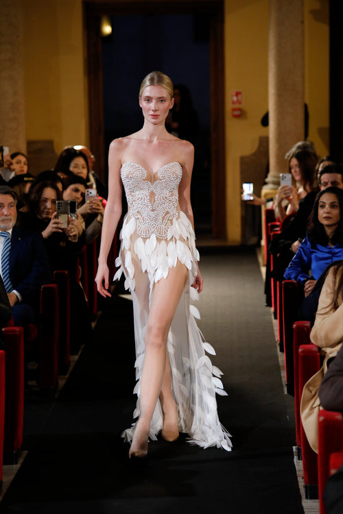 Puissance Sculptée – Valéstra Illusion Petal Gown