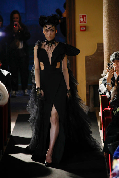 Puissance Sculptée FW27 – Noire Cathédrale Sculpted Gown