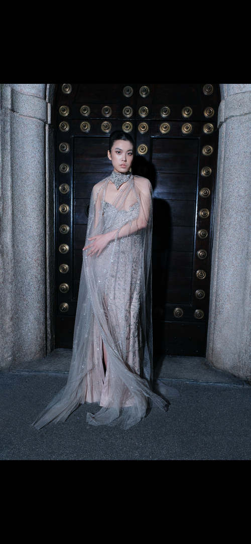 Puissance Sculptée FW27 – Étoile Souveraine Crystal Cape Couture Gown