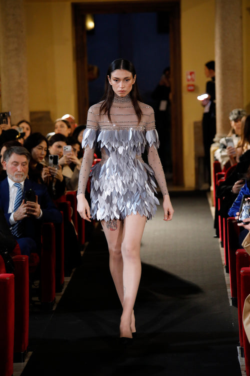 Puissance Sculptée-Armure de Plume Argentée Mini Dress