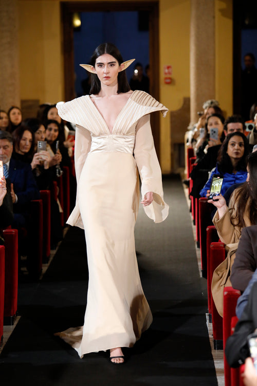 Puissance Sculptée – The Elarion Winged Column Gown