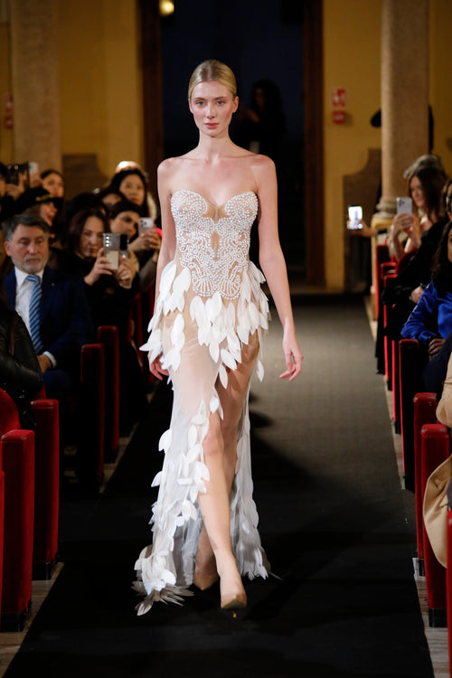 Puissance Sculptée – Valéstra Illusion Petal Gown