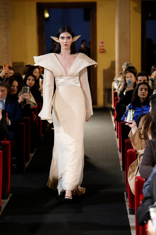 Puissance Sculptée – The Elarion Winged Column Gown