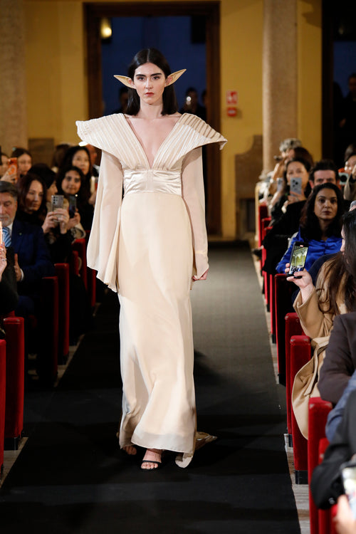Puissance Sculptée – The Elarion Winged Column Gown