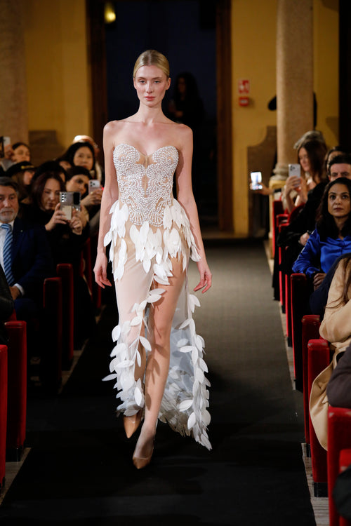 Puissance Sculptée – Valéstra Illusion Petal Gown