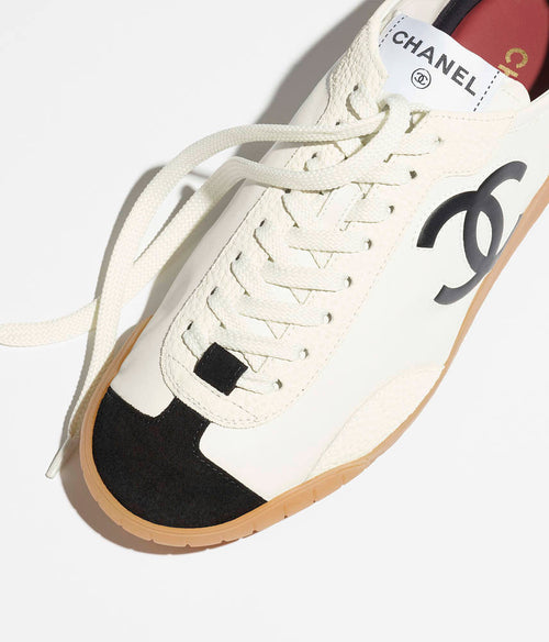 CHANEL CC Low-Top Leather Sneaker