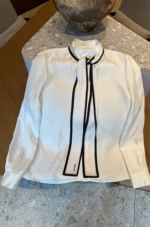 Chanel – Ruban Élégance Silk Tie Blouse
