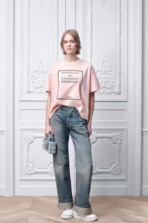 Dior “Liaisons Dangereuses” Graphic Tee – Blush Édition Littéraire