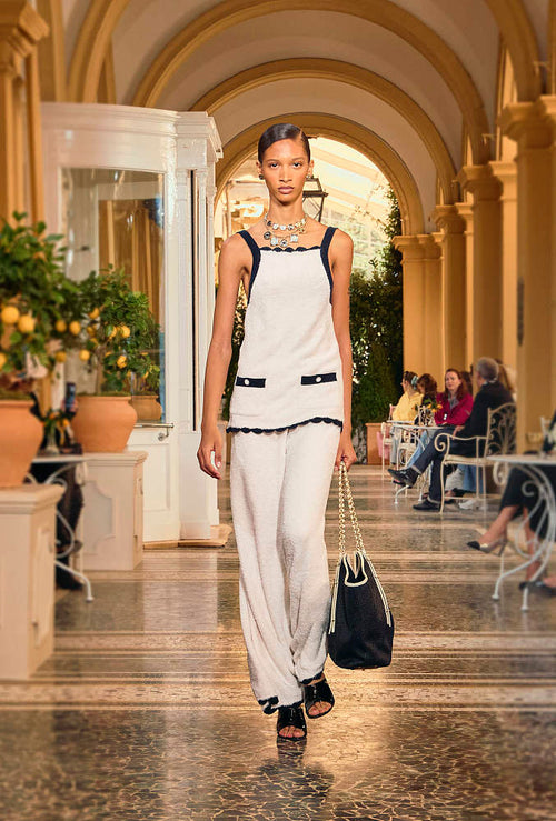 CHANEL – “Élégance Sculptée” Patent Mule Heel