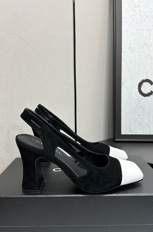 Chanel Épure Slingback Pumps – Noir & Blanc Patent Edition