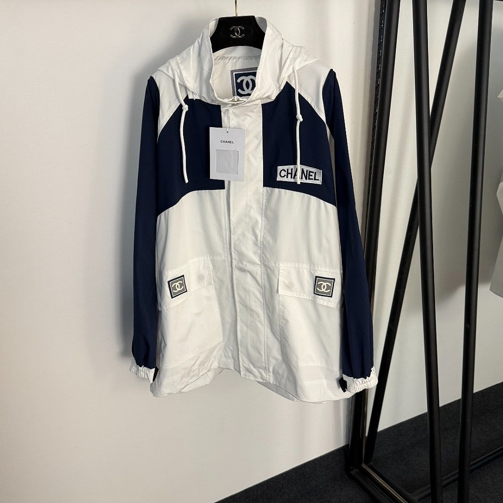 CHANELホワイト×ネイビーパーカー Chanel Monogram Patch Hooded Windbreaker – Navy & White – LUXE