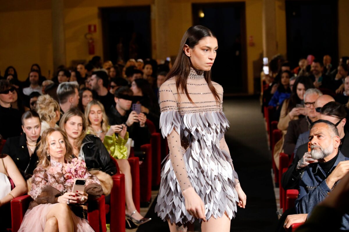 Puissance Sculptée-Armure de Plume Argentée Mini Dress - Image 8
