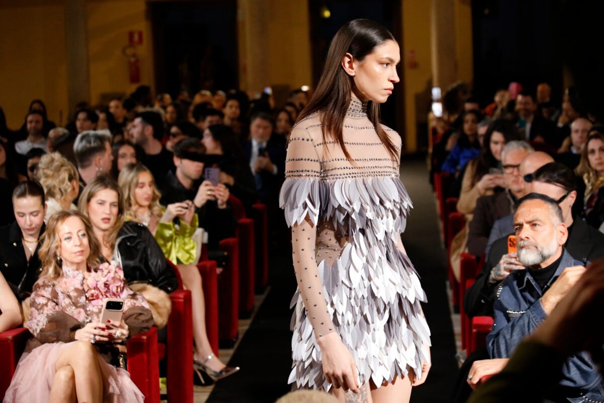 Puissance Sculptée-Armure de Plume Argentée Mini Dress - Image 9