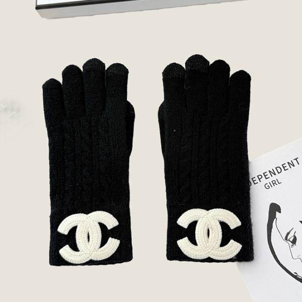Chanel “L’Hiver Élégance” Knit Gloves
