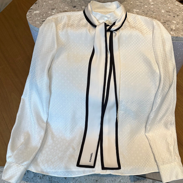 Chanel – Ruban Élégance Silk Tie Blouse