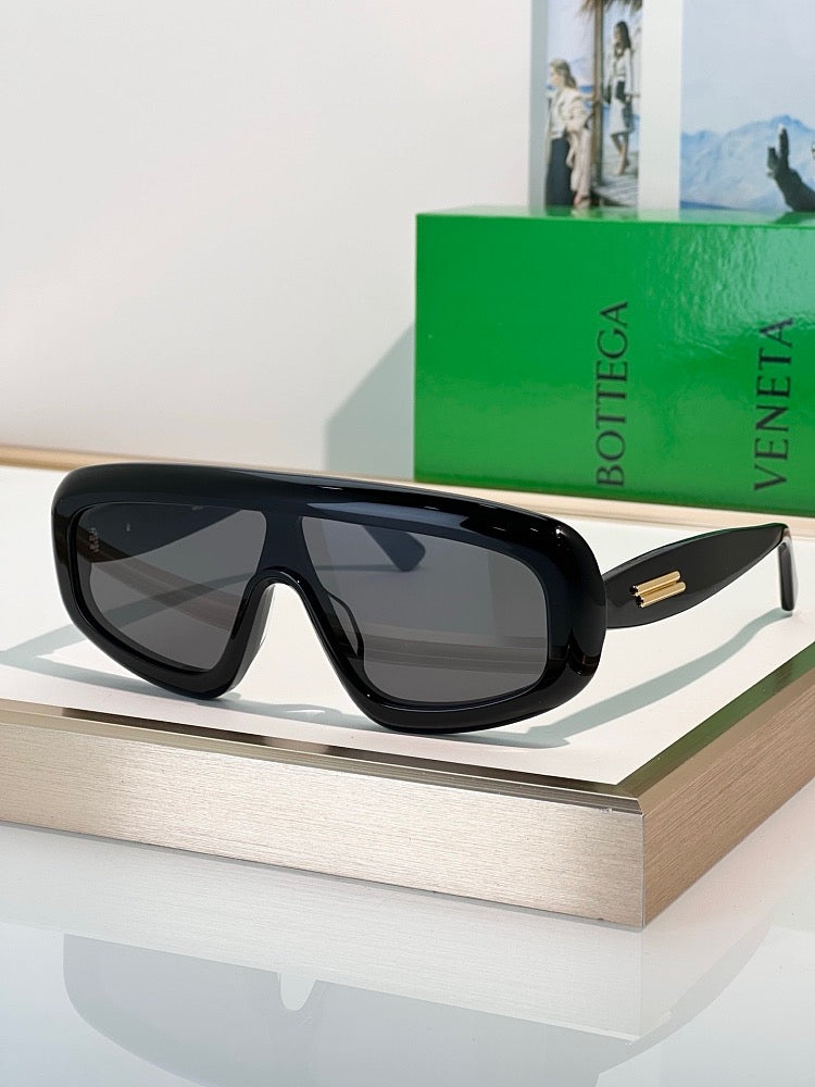 IMG_6080_fe4108b1-773f-4054-8a04-345eac6e2c2f.jpg Bottega Veneta ‘Visio Scultoreo’ Oversized Shield Sunglasses - Image 1