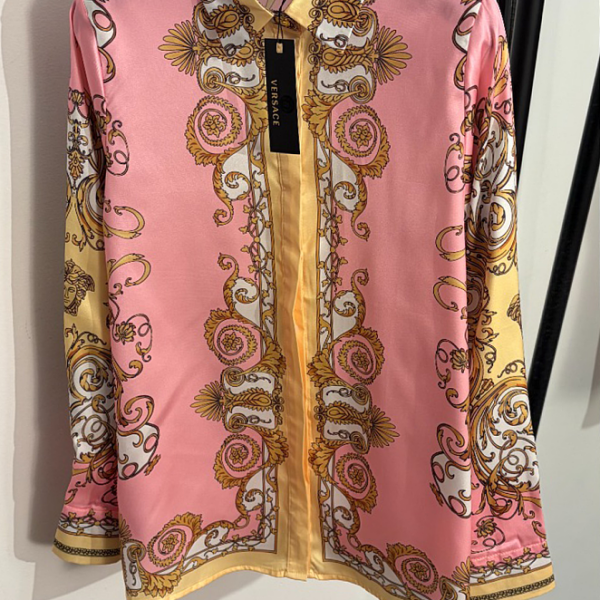 Versace Barocco Éclat Silk Blouse – Rose Impériale (S–XL)