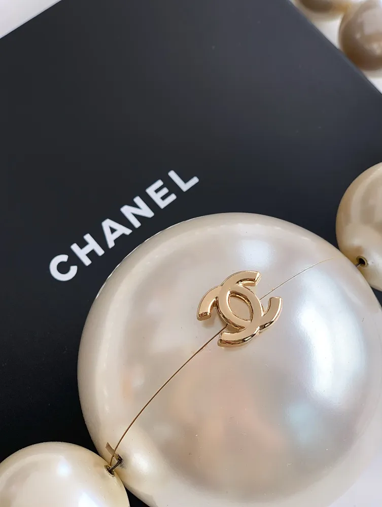Chanel Maxi Pearl Vanity Crossbody Bag – Ivory Pearl & Gold - Image 8